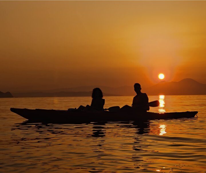 miniatura alba in kayak procida escursioni