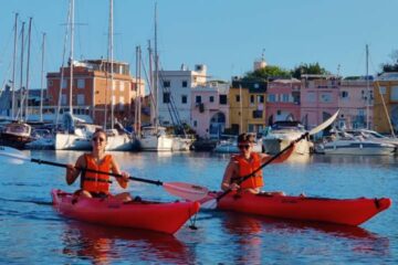 miniatura in kayak alla scoperta della corricella procida escursioni