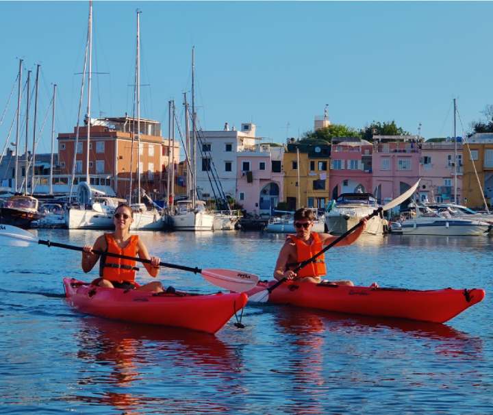 miniatura in kayak alla scoperta della corricella procida escursioni