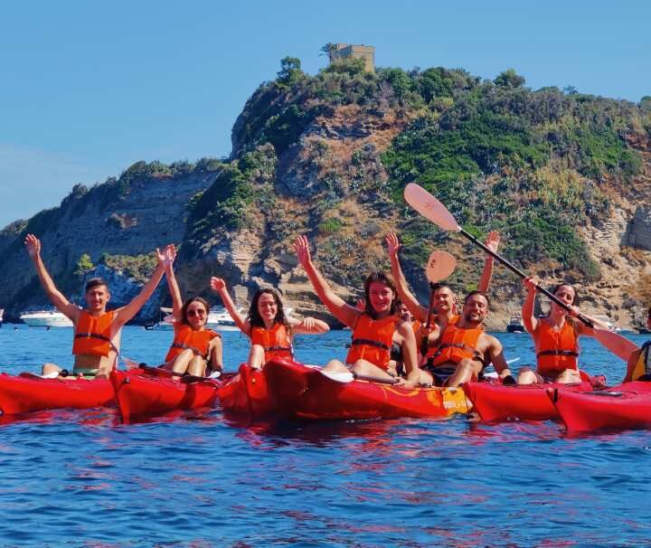 miniatura in kayak sulle tracce del postino procida escursioni