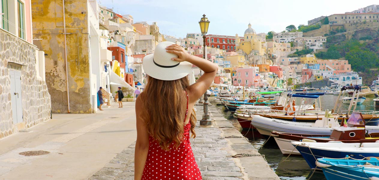 Procida Escursioni sfondo con turista